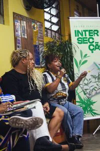 Dandara Rudsan, à esquerda, ao lado de Débora Silva, do movimento Mães de Maio (foto Conferência na periferia da zona Sul de São Paulo reuniu especialistas e militantes (foto Luiz Fernando Petty - Iniciativa Negra)